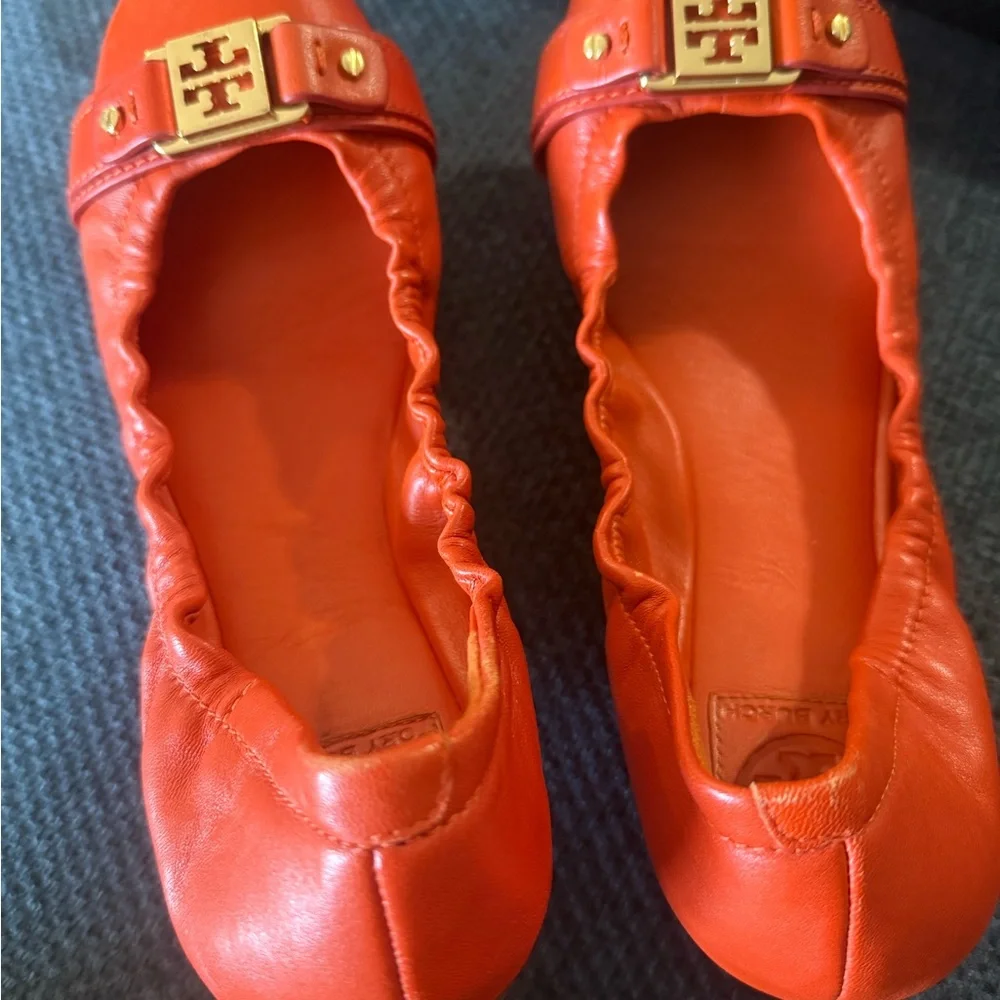 Tory Burch Ambrose Gold Logo Reva Cap Toe Ballet Flats Orange Leather size 8.5M - Picture 2 of 3